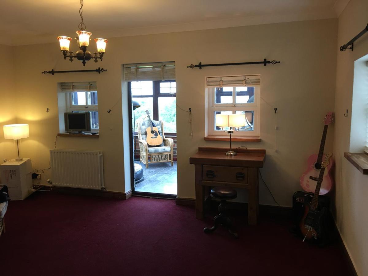 Quaint 4 Bed Barn Conversion Barnhouse Starshinezz Trimdon Grange Exterior photo