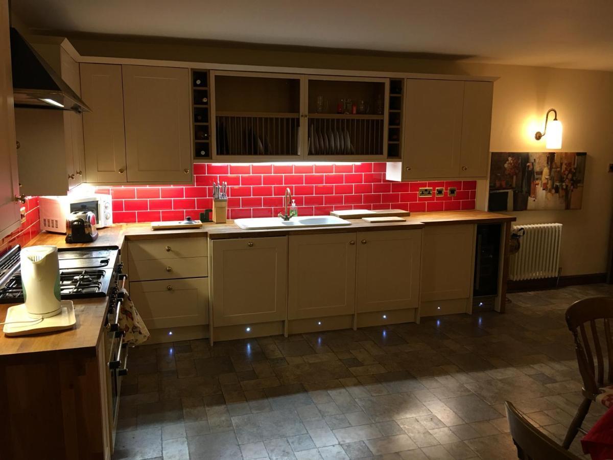 Quaint 4 Bed Barn Conversion Barnhouse Starshinezz Trimdon Grange Exterior photo
