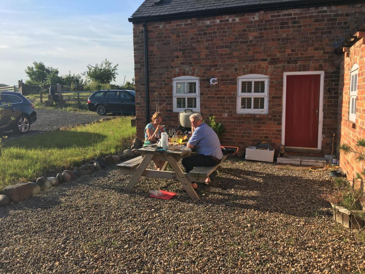 Quaint 4 Bed Barn Conversion Barnhouse Starshinezz Trimdon Grange Exterior photo